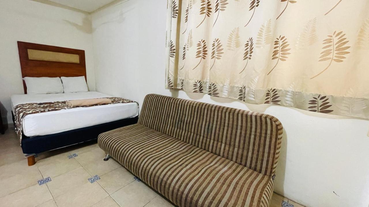 Hotel B&B - 5Th Avenue بلايا ديل كارمن المظهر الخارجي الصورة A sofa bed