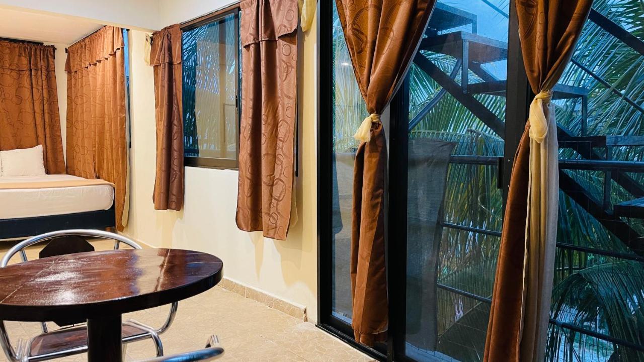 Hotel B&B - 5Th Avenue بلايا ديل كارمن المظهر الخارجي الصورة Curtains
